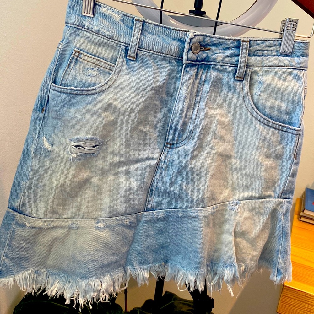 RIPPED DENIM MINI SKIRT SIZE 25